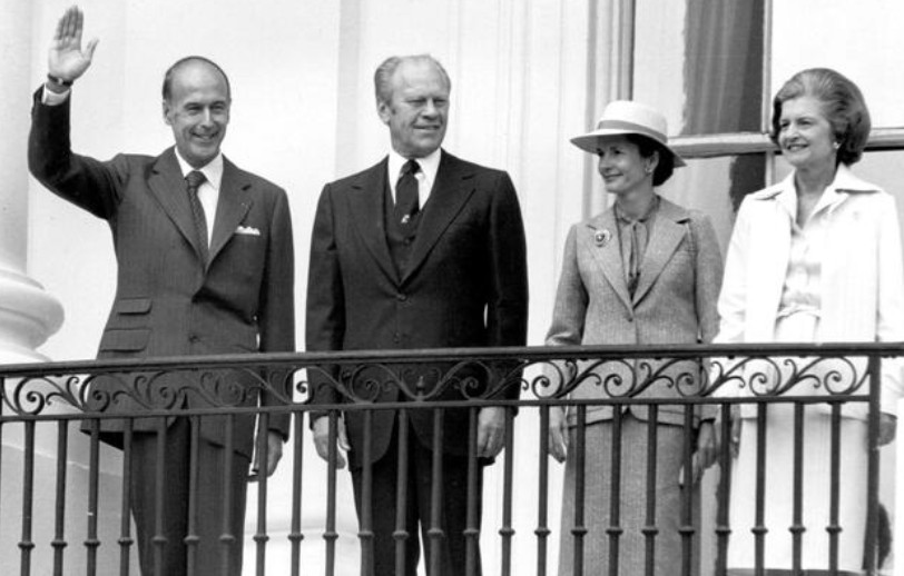 Fondation_VGE's tweet photo. #250YearsUSA I À l'occasion du 250ᵉ anniversaire des États-Unis, retour sur un moment fort de l'amitié franco-américaine.

En mai 1976, le président #ValéryGiscardEstaing effectue une visite officielle à Washington à l'invitation du président Gerald #Ford, dans le cadre des célébrations du Bicentenaire de l'indépendance américaine. 

Accueil à la Maison-Blanche, discours devant le Congrès et affirmation de la solidité des liens entre la France et les États-Unis : revivez ce déplacement à travers cet extrait des archives de l'INA ⤵️

https://t.co/ZvFLys5JzI

@Fondation_VGE