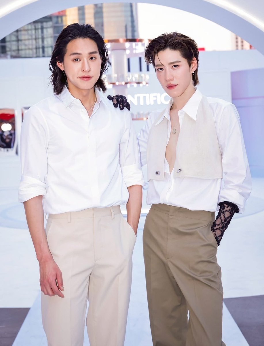 GaitSasi's tweet photo. พีพี กฤษฏ์: 
ชื่อจีนคือ 林祎凯 อ่านว่า หลิน อี ข่าย
ชื่อตามรบ.จีนบังคับ : เค่อหลี่เท่อ - 克里特·安

บิวกิ้น พุฒิพงศ์: 
ชื่อจีนคือ 马群耀 อ่านว่า หม่า ฉวิน เย้า
ชื่อตามรบ.จีนบังคับ : ผู่ถีเผิง - 普提蓬·阿萨拉塔纳功

จาก ประธานหม่าคุณหนูหลิน สู่ เฮียเค่อยัยหนูเผิง

5555555555555555 https://t.co/hMl97NxIp8