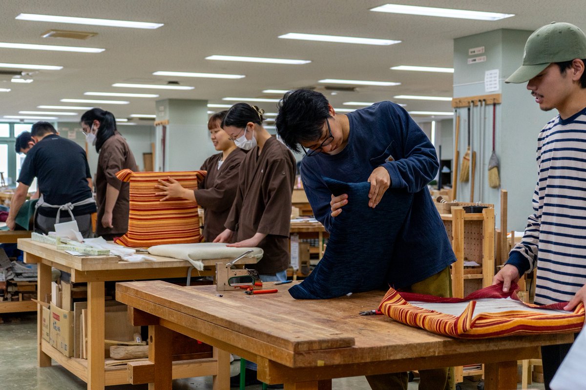 _task_official's tweet photo. 7月2日（木）木工芸専攻3年生を対象とした「椅子張り実習」を実施しました。

有限会社AZUMA代表取締役の井ノ上様とAZUMA様にて修行した後、独立しOTUSを設立した岡田様を講師としてお招きしました。

椅子張りとは、椅子の木枠に対してウレタン等の材料を使用して、座り心地と形を表現する作業になります。

by K.A
#京都伝統工芸大学校
#木工芸
#椅子張り