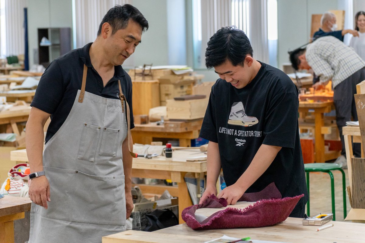 _task_official's tweet photo. 7月2日（木）木工芸専攻3年生を対象とした「椅子張り実習」を実施しました。

有限会社AZUMA代表取締役の井ノ上様とAZUMA様にて修行した後、独立しOTUSを設立した岡田様を講師としてお招きしました。

椅子張りとは、椅子の木枠に対してウレタン等の材料を使用して、座り心地と形を表現する作業になります。

by K.A
#京都伝統工芸大学校
#木工芸
#椅子張り