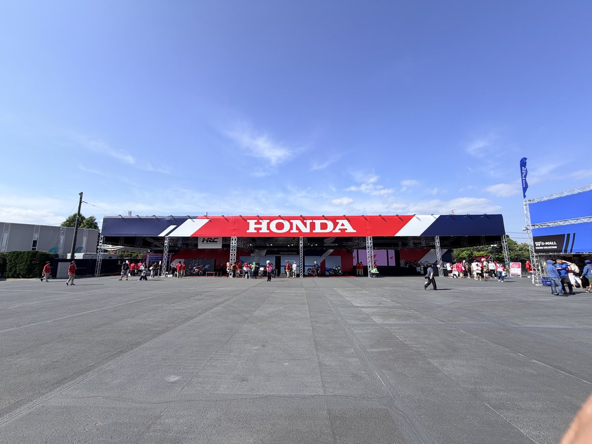 yamafuto's tweet photo. 今年もやって来ました、鈴鹿8時間耐久レース！Honda HRCの5連覇期待してます！
そうなるとブリヂストンタイヤは19連覇やな…

#Hondaガチャ2026 
#Honda8耐5連覇 https://t.co/ytDvjfFWvK