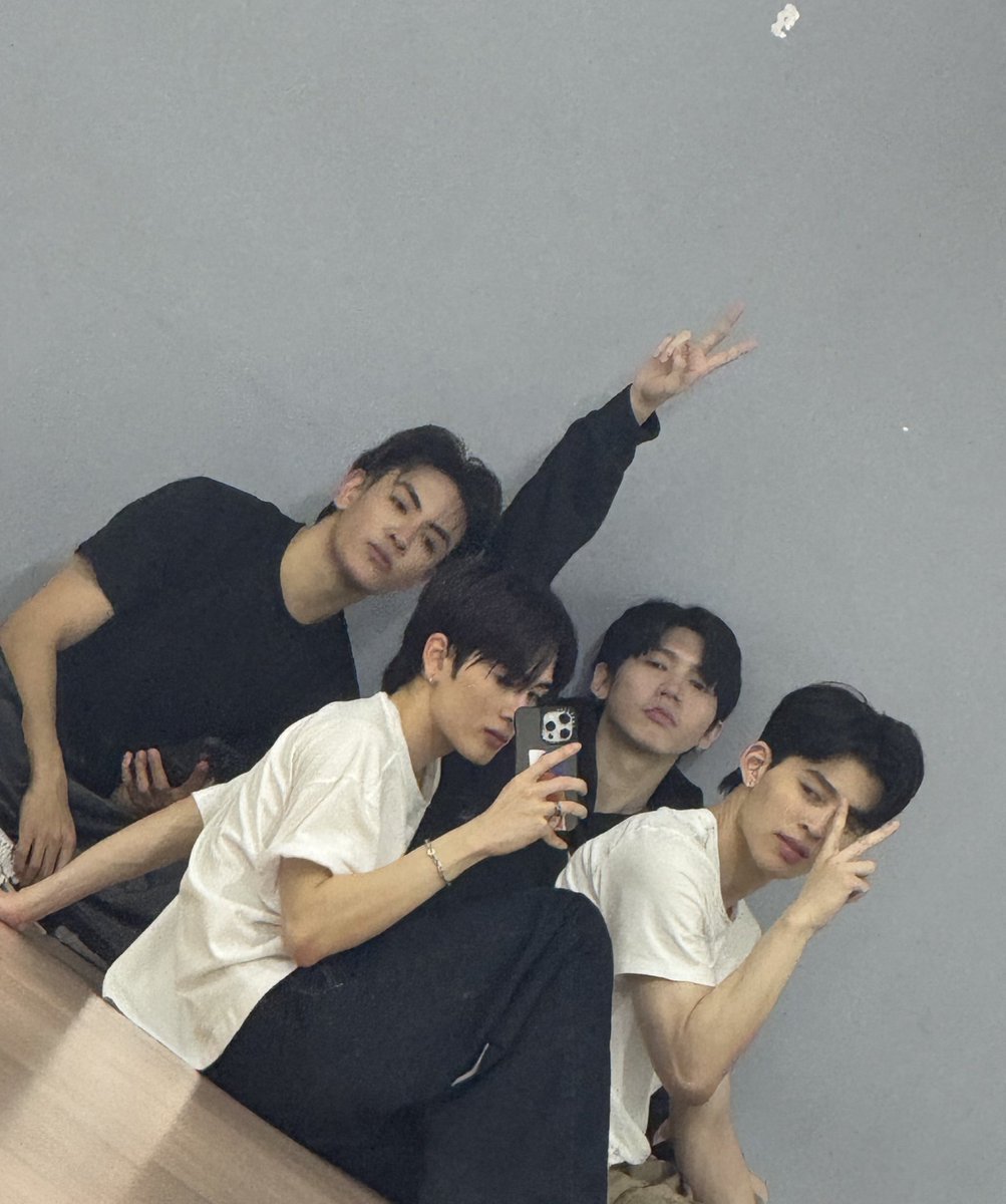 uuuunnnnn_'s tweet photo. คนจับมือถือเคะมาก * https://t.co/n4Yhk0wNJ6