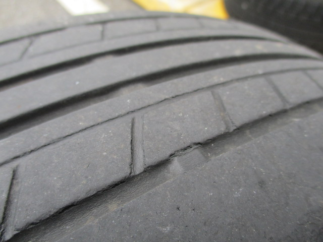TokyoTire's tweet photo. 雨の日の高速道路で、水たまりに乗った瞬間に車がフワッと浮くような感覚になったことはありませんか？💦

「ハイドロプレーニング現象」といって、タイヤの溝が減っているほど、また走行速度が速いほど排水が追いつかず発生しやすくなります。
もし経験したことがある方はタイヤの点検・安全運転を忘れずにいきましょうね🫡