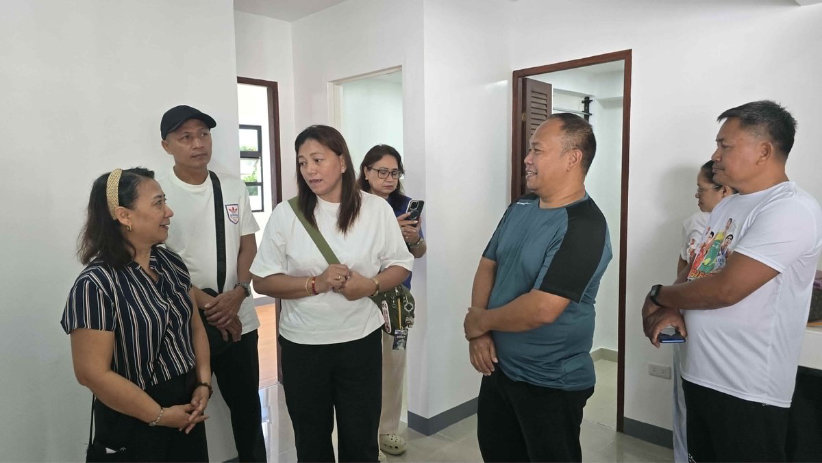 HernelTocmo's tweet photo. Binisita ng pamilya ni Ateneo basketball player Rene Clert Baterbonia ang condominium unit na ibinigay sa kanila ng National Housing Authority nitong Biyernes, Hulyo 3.

Sinalubong sila ng mga opisyal ng NHA Davao region pagdating sa Madayaw Residences sa Bangkal, Davao City.

Ang condo unit na nagkakahalaga ng mahigit P2 million ay may lawak na 42 square meters, may dalawang kwarto, terrace, dining at kitchen areas.

Una nang ikinwento ng ina ni Rene Clert na si Rovelyn na natupad ang isa sa mga pangarap ng yumaong basketbolista dahil plano sana nilang umupa dati sa Davao City para matutukan ang pag-aaral ng mga anak nila sa lungsod.

Nasorpresa rin ang pamilya dahil bukod sa condo unit, binigyan din sila ng appliances tulad ng TV, airconditioning units, refrigerator, washing machine, microwave, mula sa mga pribadong indibidwal.

Nagpasalamat din ang pamilya Baterbonia sa NHA at sa lahat ng mga nag-abot ng tulong sa kanila.

📸 NHA XI
@ABSCBNNews