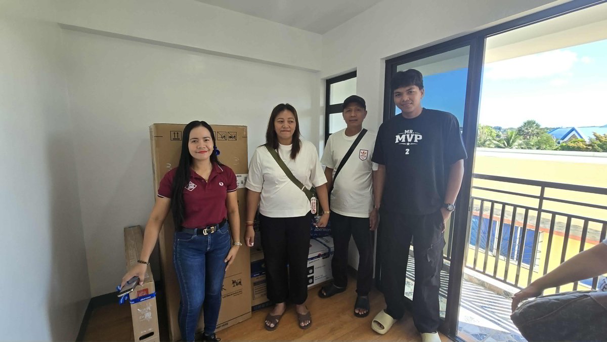 HernelTocmo's tweet photo. Binisita ng pamilya ni Ateneo basketball player Rene Clert Baterbonia ang condominium unit na ibinigay sa kanila ng National Housing Authority nitong Biyernes, Hulyo 3.

Sinalubong sila ng mga opisyal ng NHA Davao region pagdating sa Madayaw Residences sa Bangkal, Davao City.

Ang condo unit na nagkakahalaga ng mahigit P2 million ay may lawak na 42 square meters, may dalawang kwarto, terrace, dining at kitchen areas.

Una nang ikinwento ng ina ni Rene Clert na si Rovelyn na natupad ang isa sa mga pangarap ng yumaong basketbolista dahil plano sana nilang umupa dati sa Davao City para matutukan ang pag-aaral ng mga anak nila sa lungsod.

Nasorpresa rin ang pamilya dahil bukod sa condo unit, binigyan din sila ng appliances tulad ng TV, airconditioning units, refrigerator, washing machine, microwave, mula sa mga pribadong indibidwal.

Nagpasalamat din ang pamilya Baterbonia sa NHA at sa lahat ng mga nag-abot ng tulong sa kanila.

📸 NHA XI
@ABSCBNNews