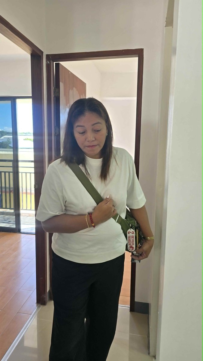 HernelTocmo's tweet photo. Binisita ng pamilya ni Ateneo basketball player Rene Clert Baterbonia ang condominium unit na ibinigay sa kanila ng National Housing Authority nitong Biyernes, Hulyo 3.

Sinalubong sila ng mga opisyal ng NHA Davao region pagdating sa Madayaw Residences sa Bangkal, Davao City.

Ang condo unit na nagkakahalaga ng mahigit P2 million ay may lawak na 42 square meters, may dalawang kwarto, terrace, dining at kitchen areas.

Una nang ikinwento ng ina ni Rene Clert na si Rovelyn na natupad ang isa sa mga pangarap ng yumaong basketbolista dahil plano sana nilang umupa dati sa Davao City para matutukan ang pag-aaral ng mga anak nila sa lungsod.

Nasorpresa rin ang pamilya dahil bukod sa condo unit, binigyan din sila ng appliances tulad ng TV, airconditioning units, refrigerator, washing machine, microwave, mula sa mga pribadong indibidwal.

Nagpasalamat din ang pamilya Baterbonia sa NHA at sa lahat ng mga nag-abot ng tulong sa kanila.

📸 NHA XI
@ABSCBNNews