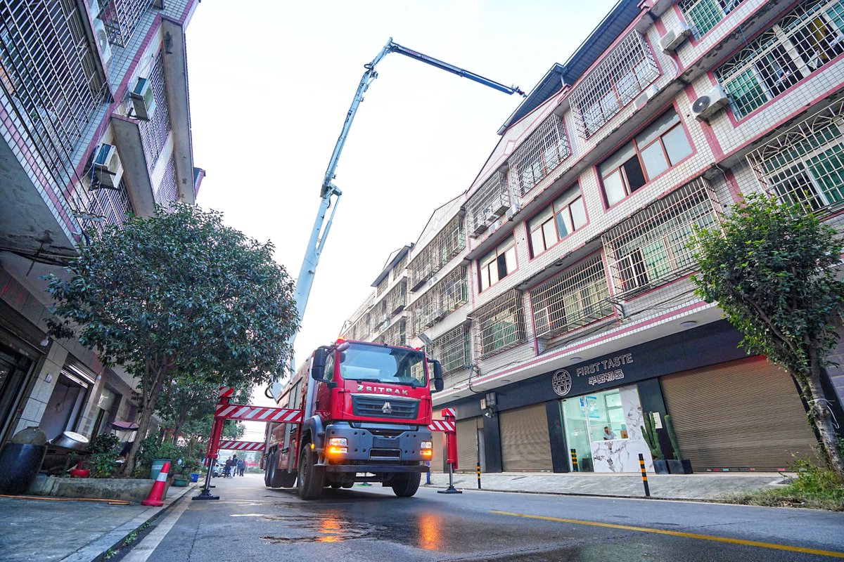 ZoomlionFF's tweet photo. Whether in tight neighborhoods or crowded urban lanes, Zoomlion's 37‑meter Aerial Water Tower Firefighting Vehicle glides into position, elevates its monitor with accuracy, and puts fire‑suppression capability exactly where it's needed.🚒👏
#zoomlionemergency https://t.co/Rey4vpj8ra