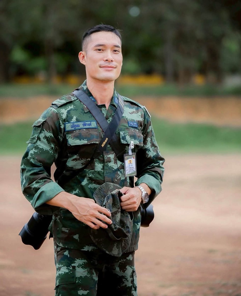 tumznoiJYP's tweet photo. ทหารไทยซ่อนรูปสุดๆ การที่จะดูว่าต้าวหัวเกรียน คนไหนเป็นตำรวจหรือทหาร ดูง่ายมาก ดูจากกล้ามแขนเป็นหลัก 😀 https://t.co/depAUBhfJc
