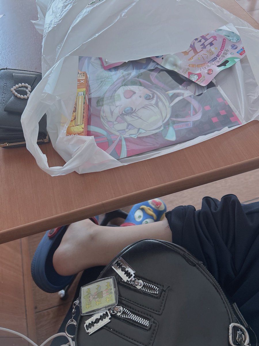 TqTptn's tweet photo. また電気止まった。1月にも止まってたでな。家賃3ヶ月くらい滞納してるでな。Amazonはアカウント乗っ取られて高額な買い物バンバン購入されて携帯料金明細書料金えんぐいことになっているし、もうなんかもう、人生を辞めたい。もう、死にたい。終止符を打ちたいでな。なんか一人向いてないというか人生 https://t.co/FvXkBBRftF