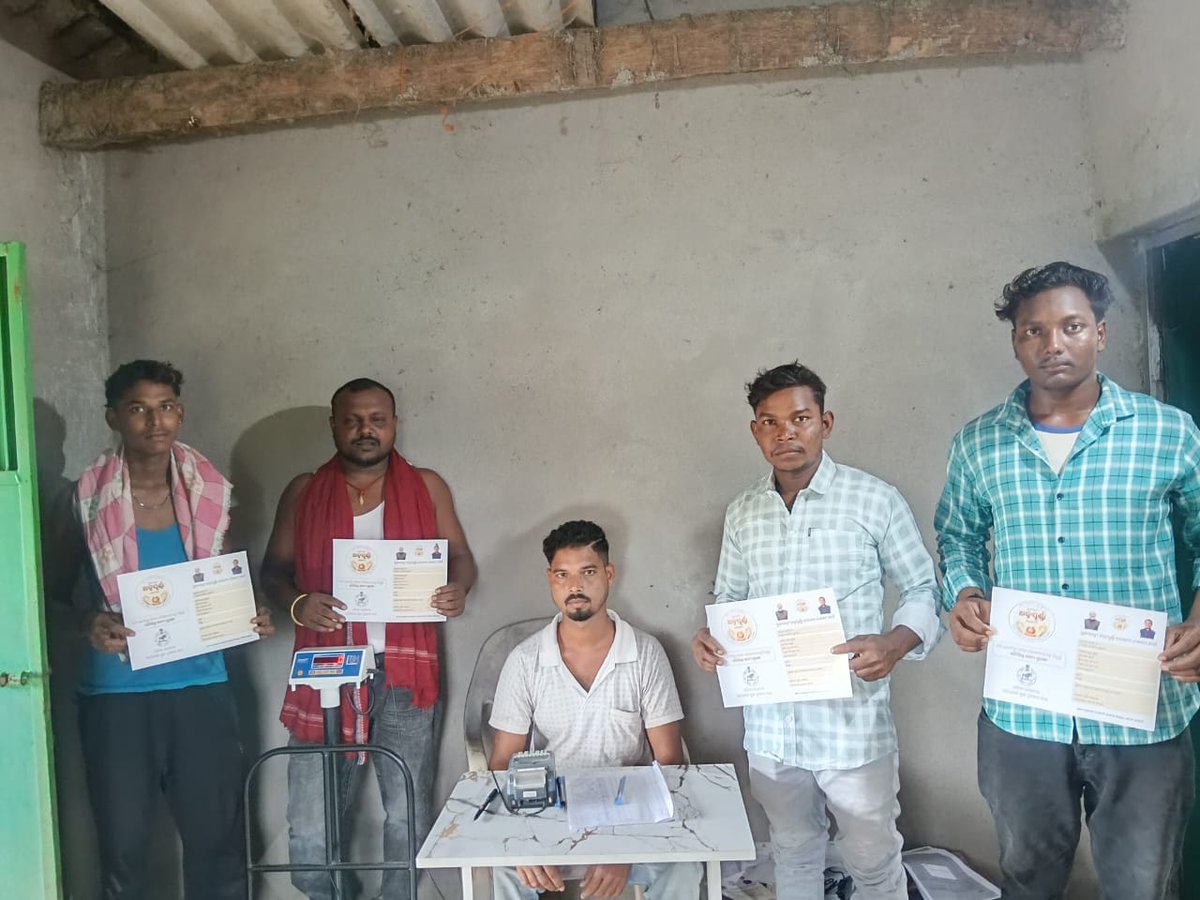 CSOAngul's tweet photo. Distribution of Chief Minister Annapurna Yojana(CMAY) cards &amp; Rice to beneficiaries at various FPSs in Angul District. #cmo,#oscsc,
@Food_Odisha

,
@CMO_Odisha

@PMOIndia

,
@IPR_Odisha https://t.co/REdXOrn58k