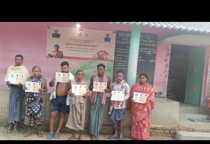 CSOAngul's tweet photo. Distribution of Chief Minister Annapurna Yojana(CMAY) cards &amp; Rice to beneficiaries at various FPSs in Angul District. #cmo,#oscsc,
@Food_Odisha

,
@CMO_Odisha

@PMOIndia

,
@IPR_Odisha https://t.co/REdXOrn58k