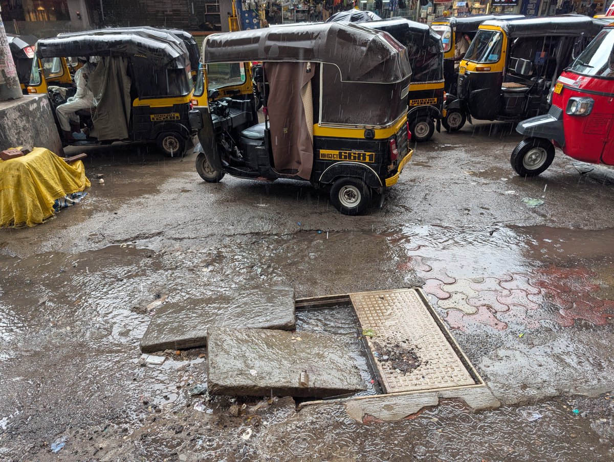 mumbaimatterz's tweet photo. Even after Deaths from falling into open #Manhole and Drains. Lessons are never learnt by @mybmc

Here is one Death trap

📌Opp Akarshan Hotel Station Road Vikhroli West .

#MumbaiRains

🎥 © @balgopalmitra
  https://t.co/eqi6I02pK5