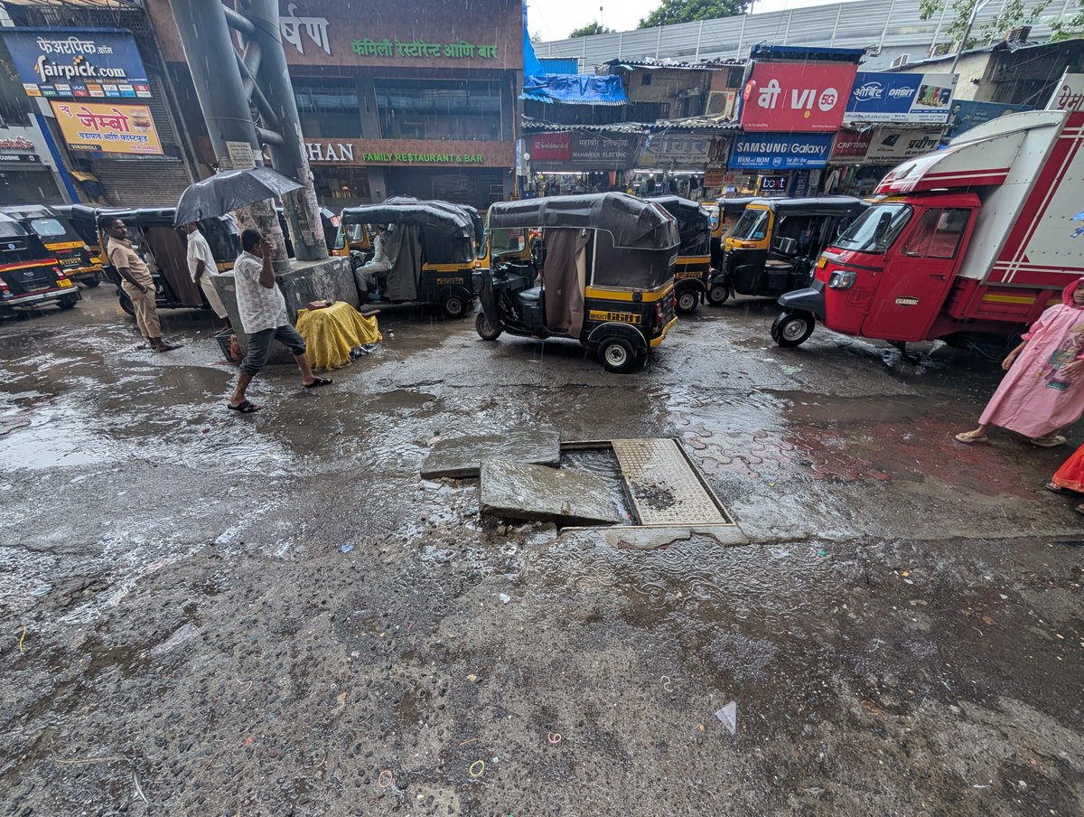 mumbaimatterz's tweet photo. Even after Deaths from falling into open #Manhole and Drains. Lessons are never learnt by @mybmc

Here is one Death trap

📌Opp Akarshan Hotel Station Road Vikhroli West .

#MumbaiRains

🎥 © @balgopalmitra
  https://t.co/eqi6I02pK5