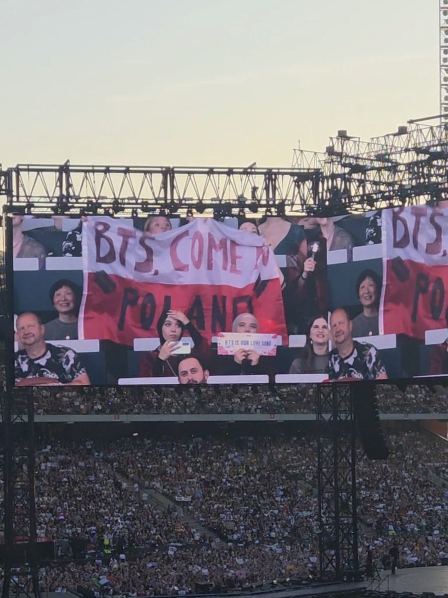 xbangtantan's tweet photo. Polish Armys everywhere 🇵🇱 https://t.co/V2dhxvsEcS