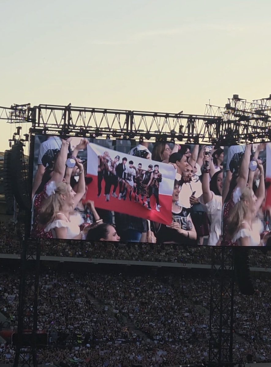 xbangtantan's tweet photo. Polish Armys everywhere 🇵🇱 https://t.co/V2dhxvsEcS
