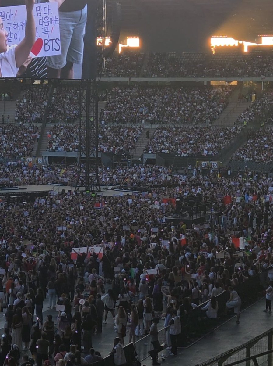 xbangtantan's tweet photo. Polish Armys everywhere 🇵🇱 https://t.co/V2dhxvsEcS