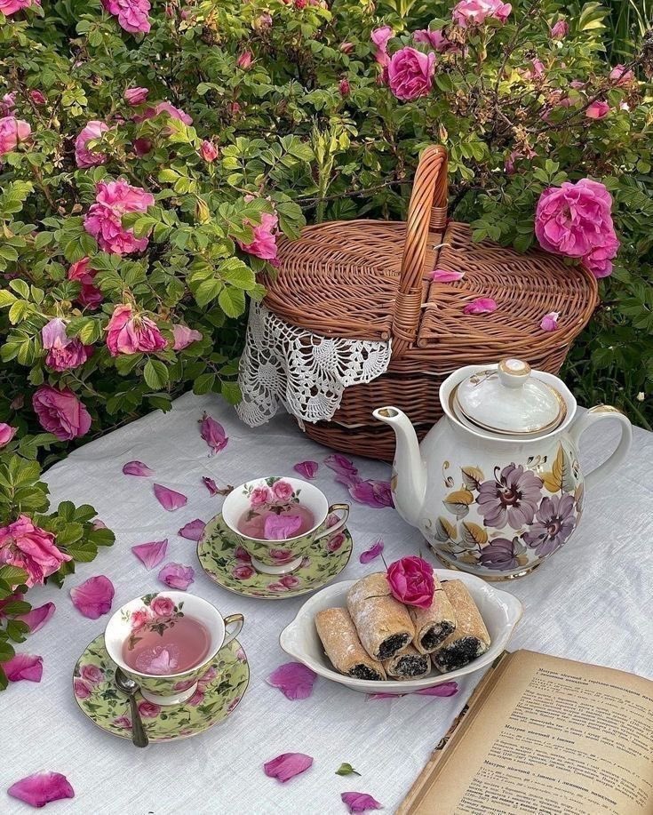bloomele_'s tweet photo. dreamy breakfast at the garden https://t.co/9GVrOdUFiw