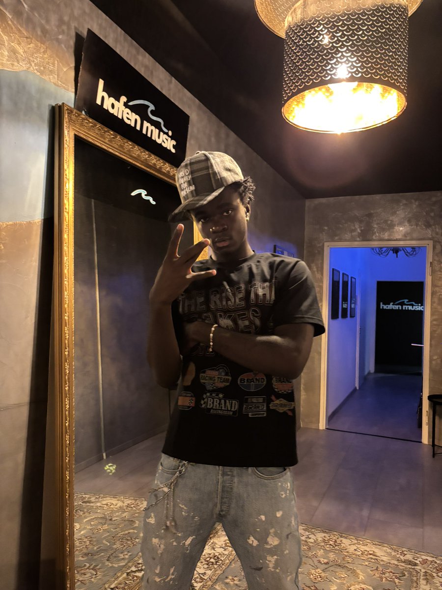 YAWTOG_'s tweet photo. I’m out here connecting like a politician 
Ain’t nobody got this much than me #2Fly Wada ? https://t.co/Nqm7v5XETl