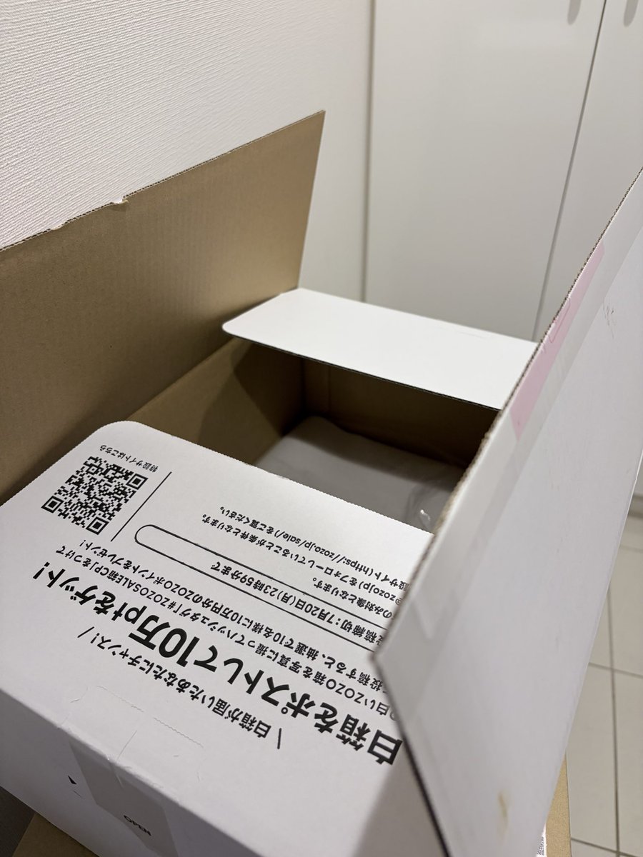 1003marii's tweet photo. 初めて白箱で届いた〜🙌
洋服はもっぱらzozoでしか買ってない…🛍️

 #ZOZOSALE箱CP https://t.co/VUEglyrN0C