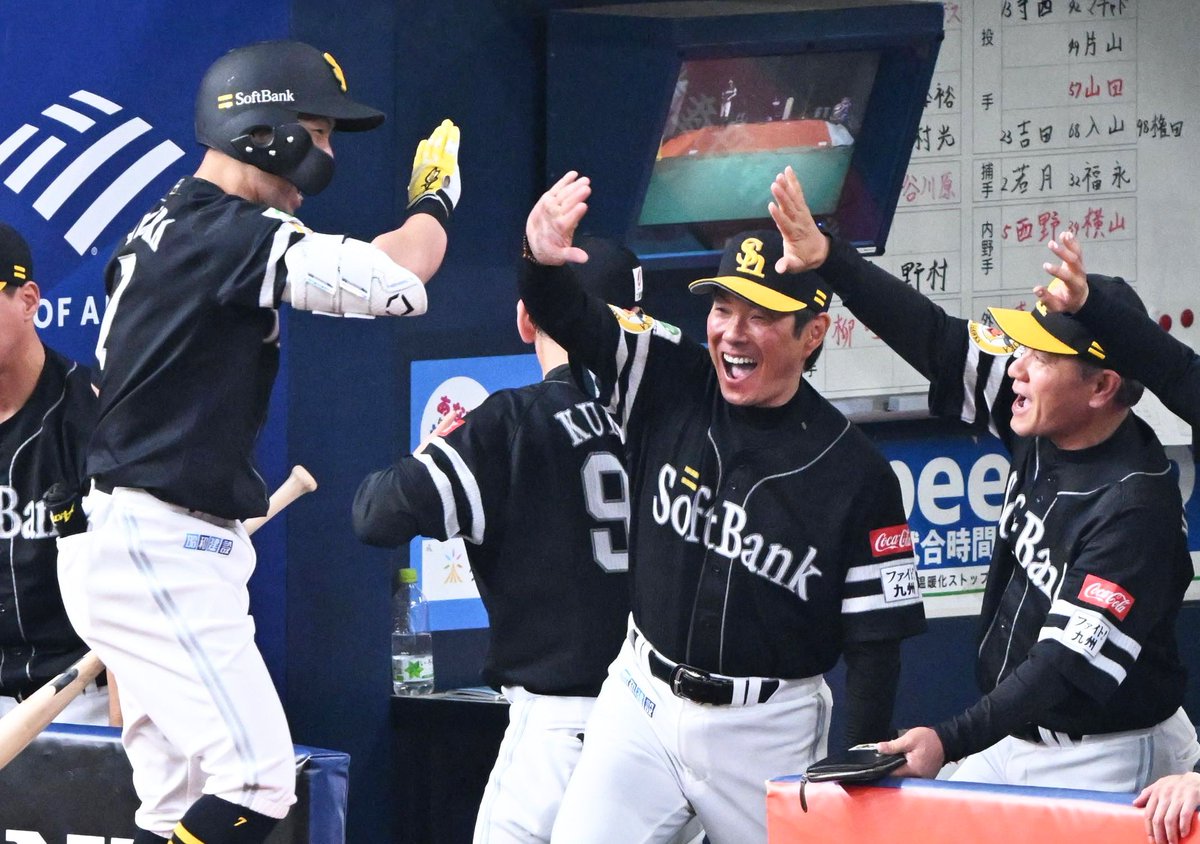 nishispo_hawks's tweet photo. 「まだお疲れ様ではない」

小久保監督
引退発表の中村晃選手へ終盤の活躍期待

「優勝のピースとして」スタメン起用も示唆

#sbhawks
▼記事はこちらから▼
https://t.co/aQ45qR9pGV https://t.co/99POz60nrw