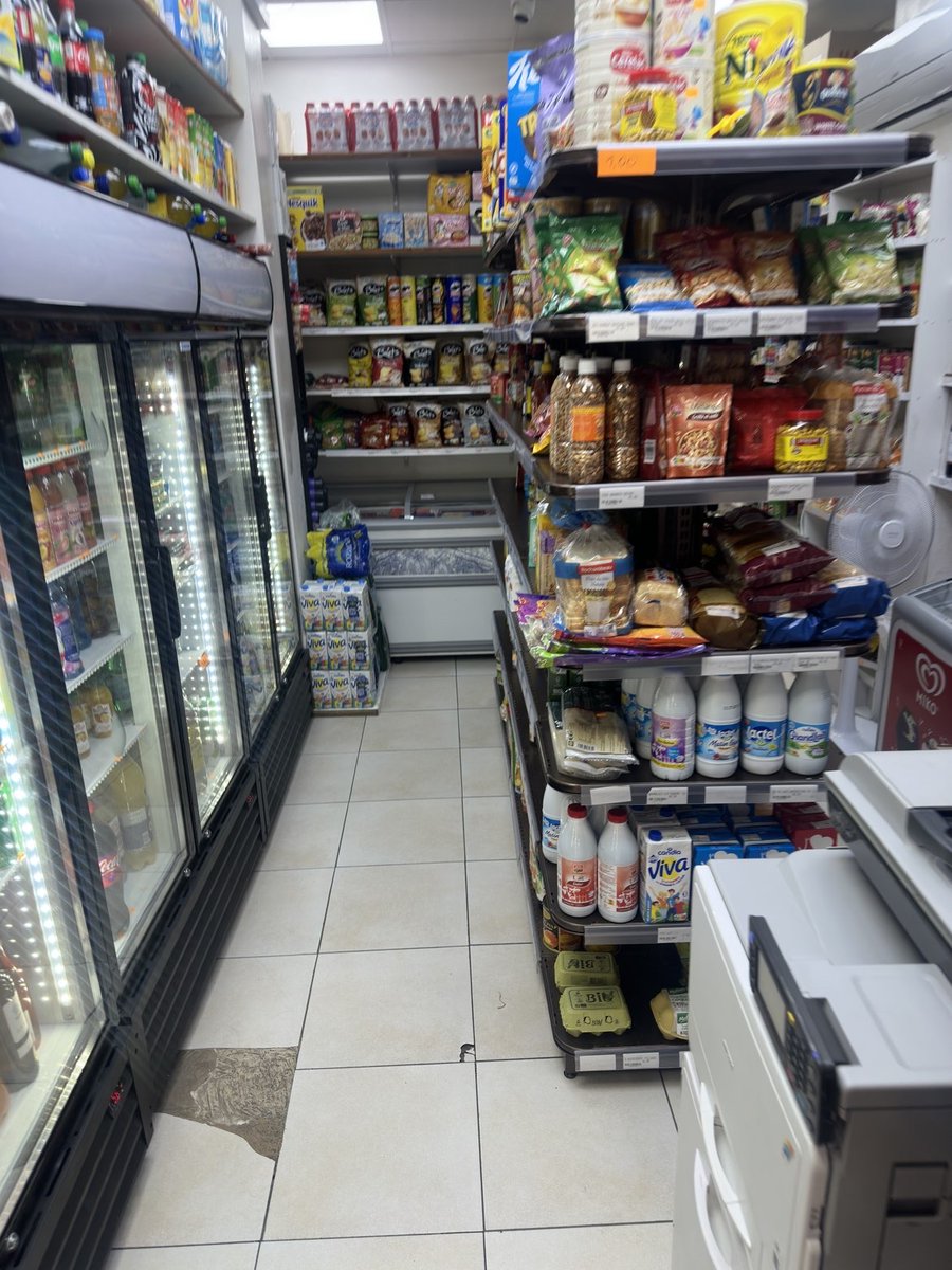 another_padidie's tweet photo. J'ai vu que le dernier sondage a plu alors en voilà un deuxième toujours a Paris 🇫🇷 : 

Je me suis rendu dans mon épicerie de proximité, pour lui demander son système de PSP, il utilise ingenico, et il détient des cryptomonnaies aussi, cependant il ne connait pas de moyen pour accepter dans son commerce les cryptos.

Il aurait bien besoin de @WalletConnect !

WalletConnect Pay is wanted in Paris, France.