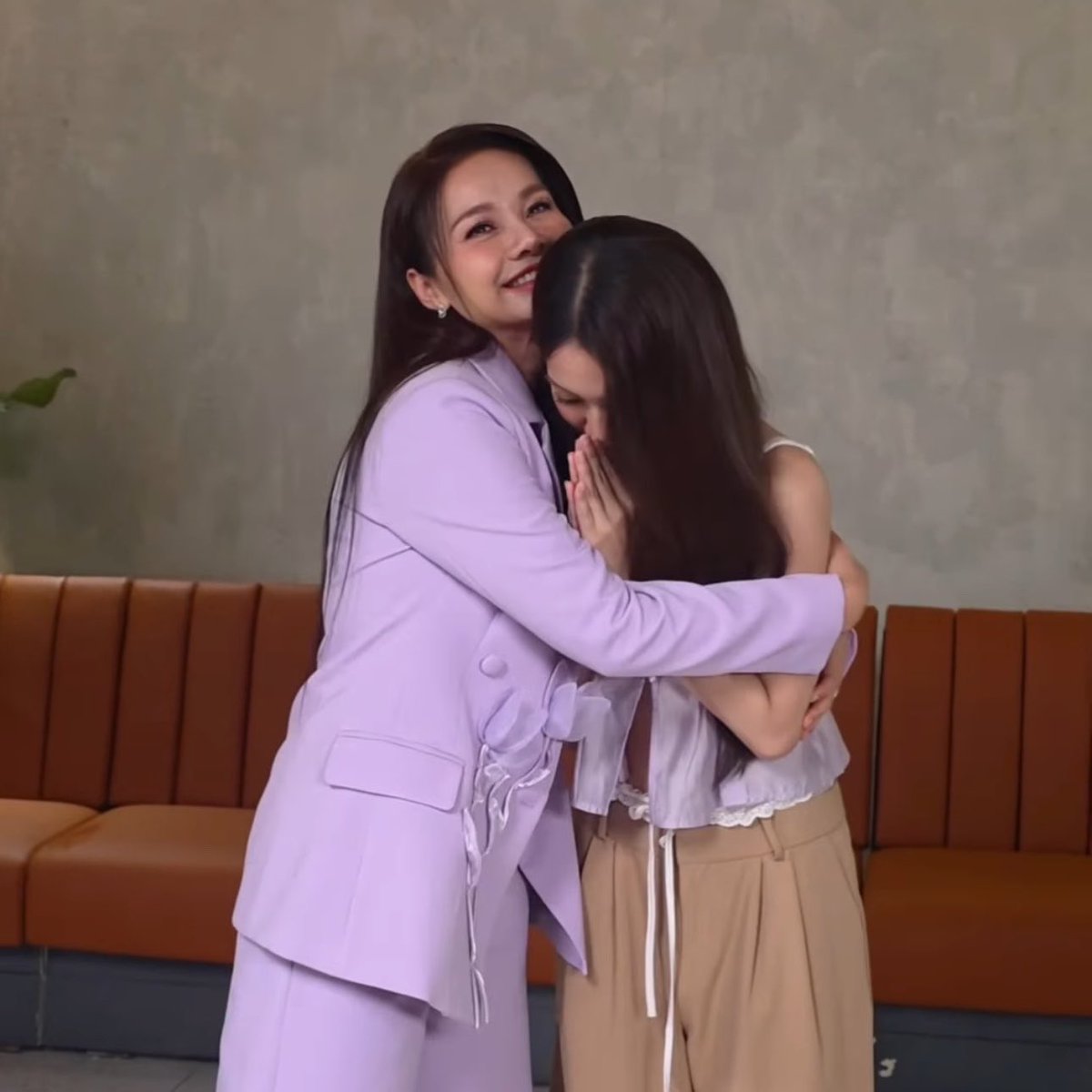 dimopeach's tweet photo. ฮืออออ น่ารัก ทิบอกว่าพี่ต่ายเหมือนคุณแม่พี่มายด์ก็คือเหมือนจริง ๆ อันนี้ยิ่งเหมือนเข้าไปใหญ่ เป็นเด็กน่ารักน้อใคร ๆ เค้าก็เอ็นดูแงะ 🥺✨💜

#ฮักพอเป็นพิธี_ต่ายอรทัยxมายด์4EVE https://t.co/bBBcgZAgVm