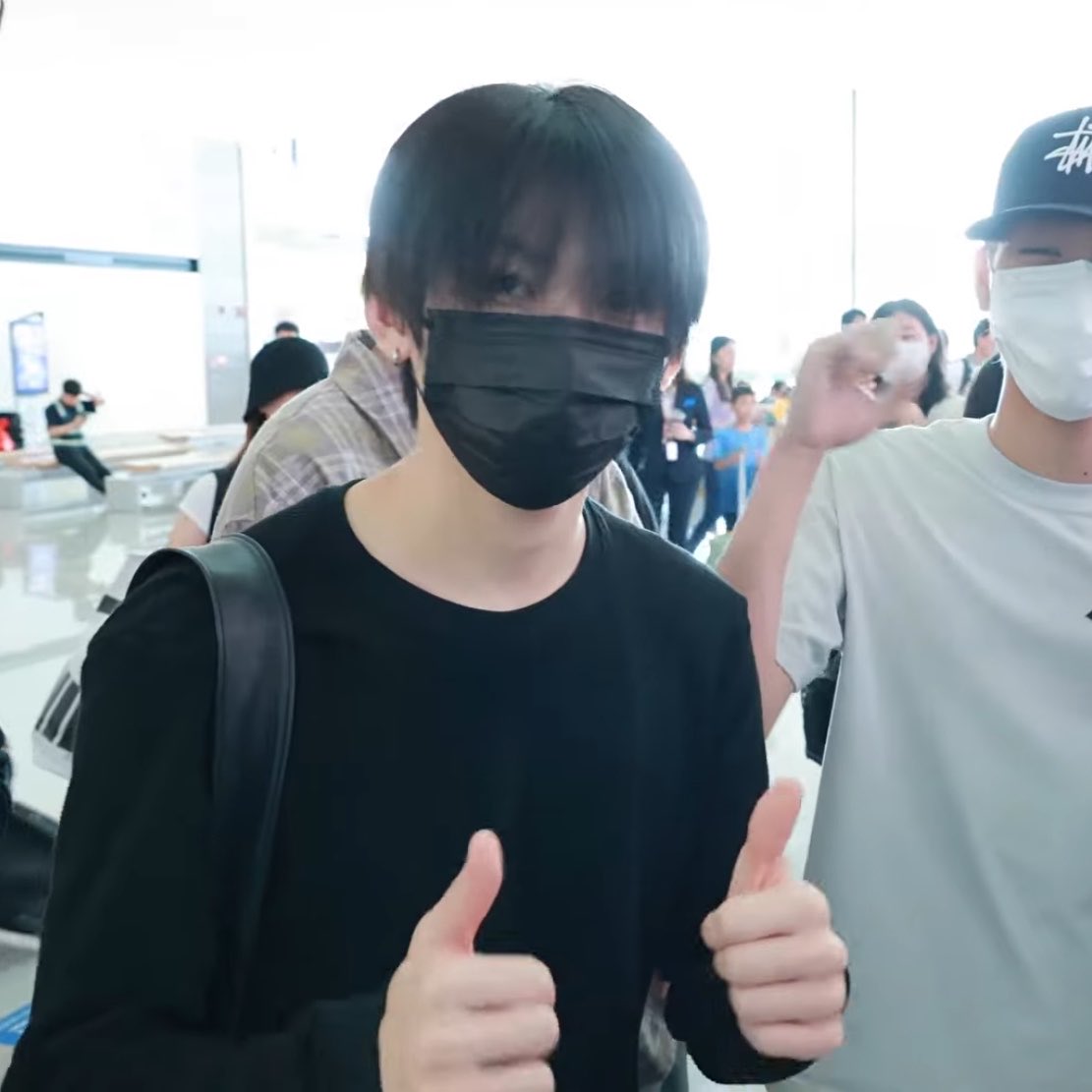 kn1ves0ut's tweet photo. safe skies my haneulz babies ☁️✈️ https://t.co/XQUlbp1xsd