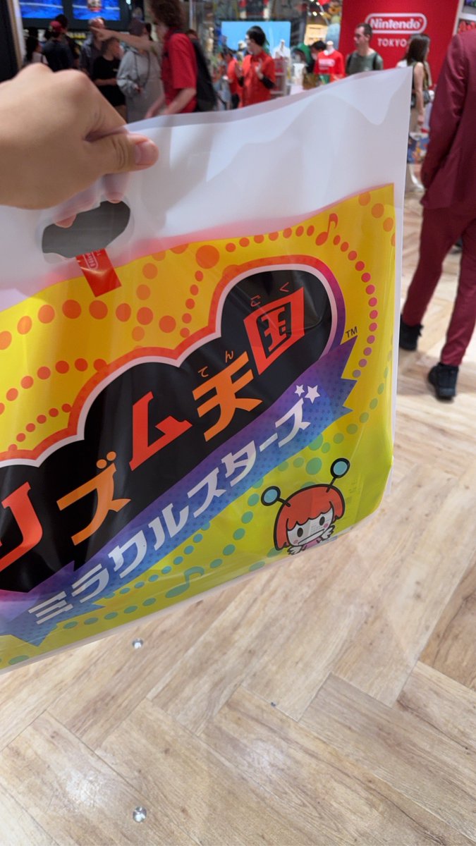 4ofeee's tweet photo. #リズム天国ミラクルスターズ
ニンテンドートーキョー！
世の中がこんなにリズ天ムードになっているの、本当に幸せすぎて最高!
体験会はスタッフさんと櫻井優衣ちゃんいいですよね！って喋りながらアレのエサ無双してきた、変な人でした。幸せ https://t.co/kSSBucZ6AY