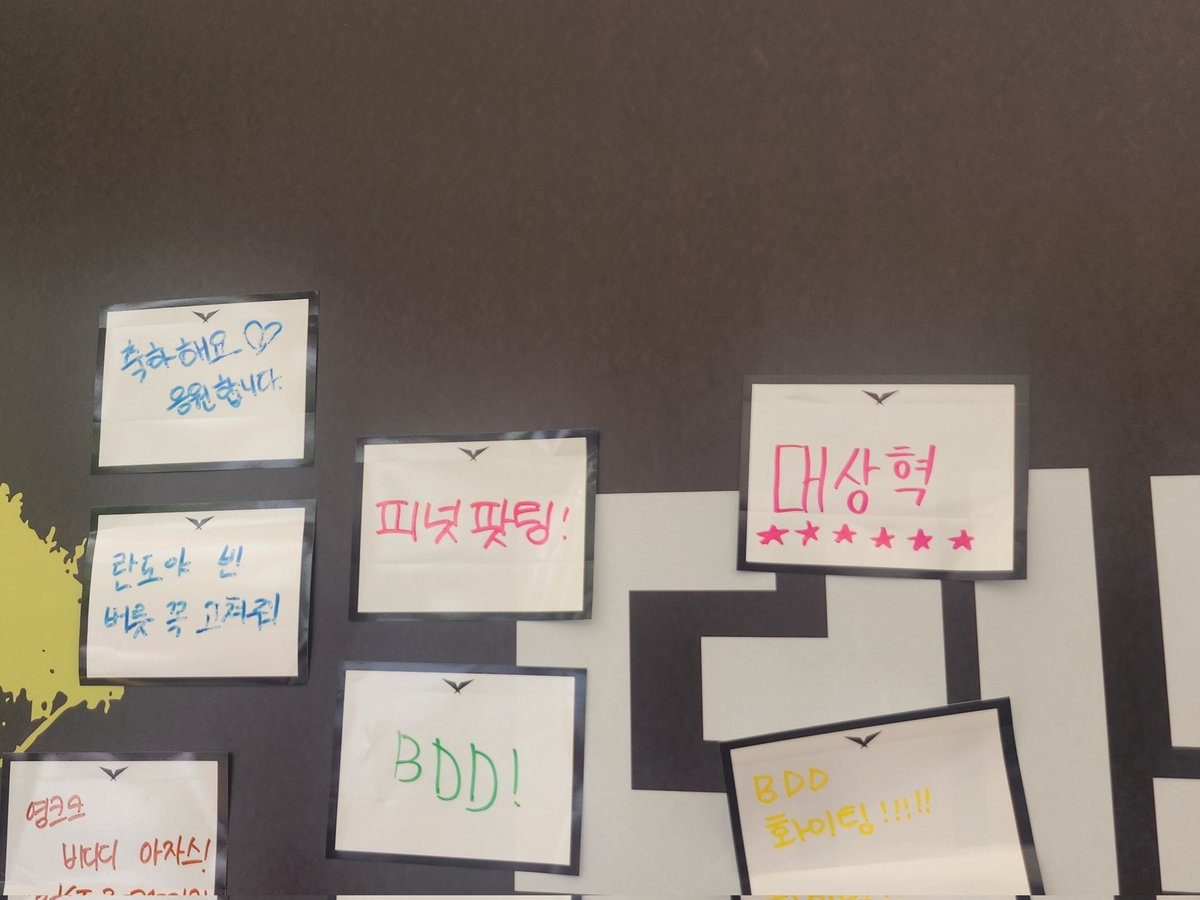 Kari____v's tweet photo. LCK선수 10주년 응원메세지 적는곳인데 좀 너무하네 https://t.co/f3H9HYt2G9
