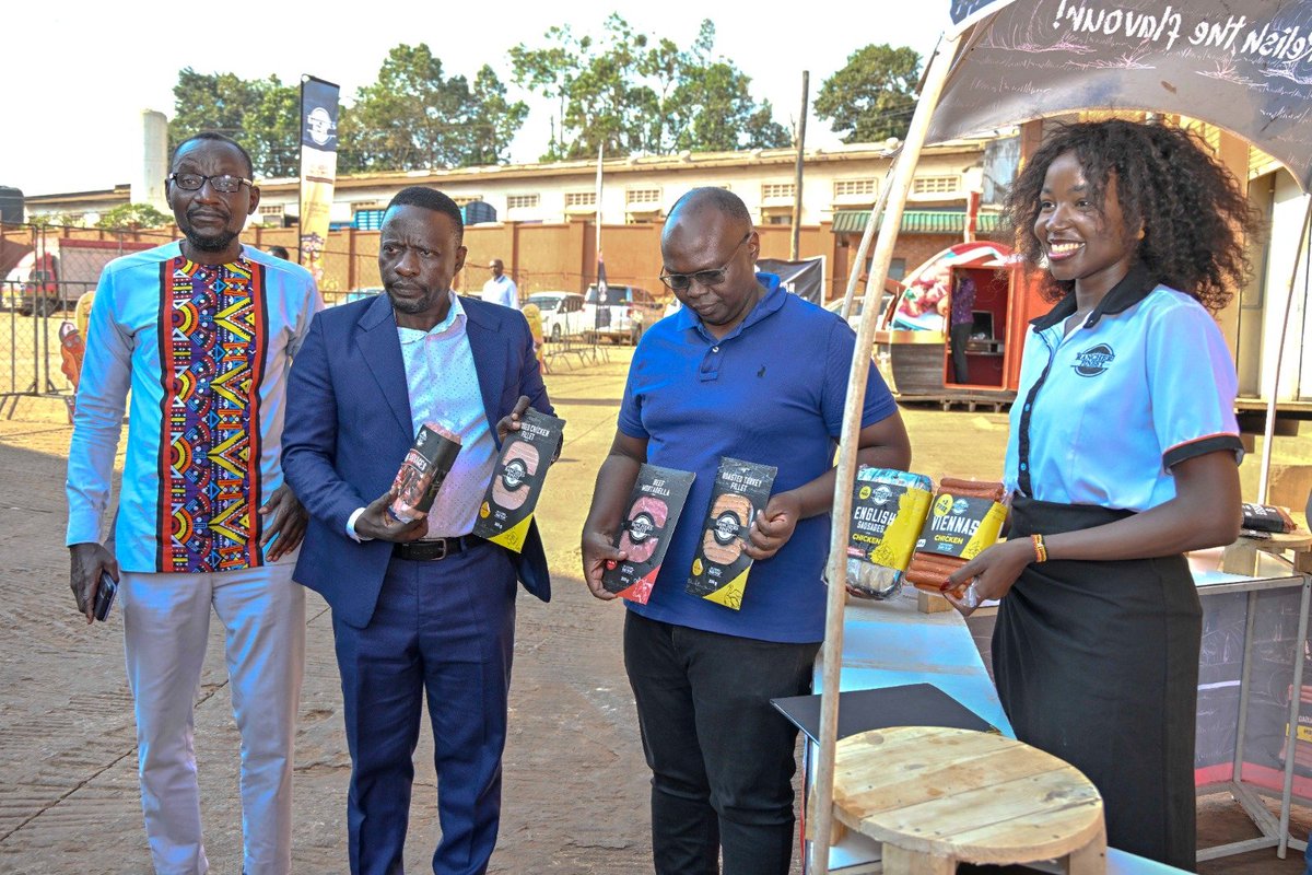 Kim_Kimberly07's tweet photo. Uganda's first consignment of processed beef to Ethiopia is proof that adding value to our agricultural products opens new export markets and creates greater returns for farmers. President Yoweri Museveni's vision for value addition continues to bear fruit. 
#WhyUgDecidedM7 https://t.co/pZ8K30wStF
