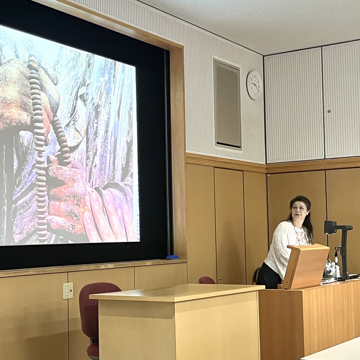 gwcadms's tweet photo. 【授業紹介】文化遺産学
歴史の営みの中で大切に守���れてきた文化財。それらが時代時代でどのような役割を担い守られてきたか。写真や資料を見て理解を深めます。
 抑えるべきポイントや鑑賞すべきポイント。詳しい解説にメモをとる手が止まりません。
#学習院大学 #国際文化交流学部 #戸山キャンパス https://t.co/ArsTaGDT7f