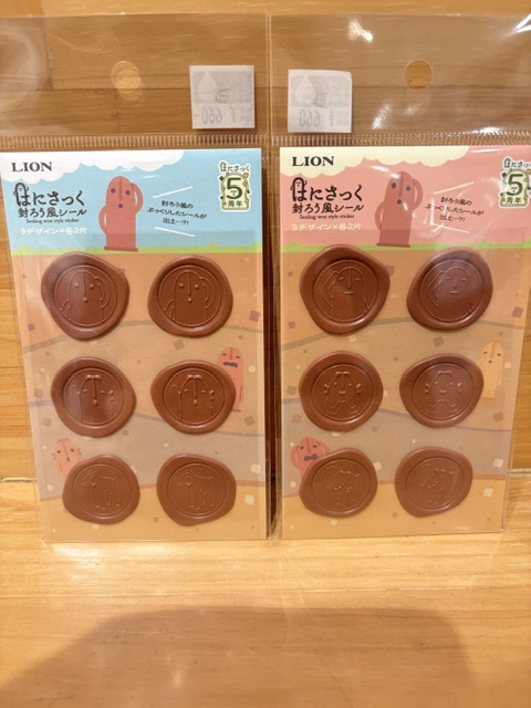 ink_numazu's tweet photo. こんにちは！
皆様、「#はにさっく」はご存じでしょうか？

#はにわ の形をした #指サック が、この度発売５周年を迎えました！！！

その発売 #５周年 を記念して、長さ13㎝の手のひらサイズのかわいいポーチとステッカーを販売！

ぜひチェックして下さい。
皆様のご来店お待ちしております。 https://t.co/Q90tn1Gd6Q