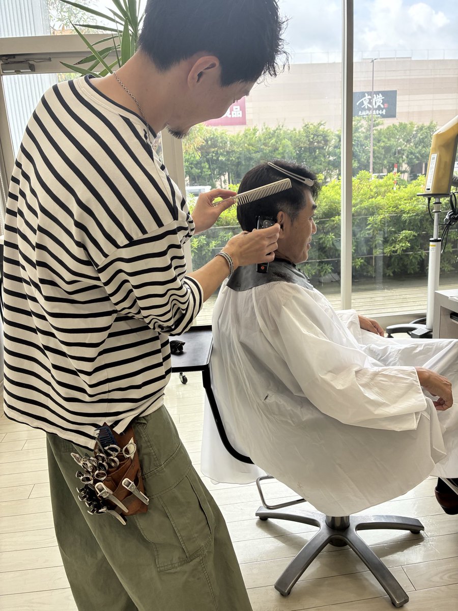 kuroiwatakahir1's tweet photo. 今朝は雨の新発田で自撮り棒スタート。市内雨がひどく、午後からヘアカット。くせ毛の私には鬱陶しい湿った日々が続きます。 https://t.co/RpOnNyLAin