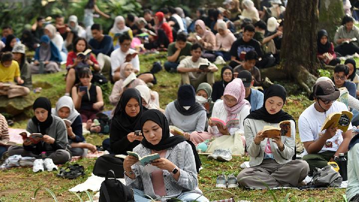 abulmuzaffar10's tweet photo. Gue bukan ahli perpajakan
Tapi serius gue bertanya
Kenapa ya buku itu jadi objek pajak?

Padahal, buku itu:
Bukan barang mewah
Bukan barang tersier
Bahkan punya fungsi pendidikan..

Contohnya nih, bacaan seperti fiksi dan novel itu melatih kemampuan imajinasi pembaca..

Atau bacaan populer yang justru membangun kebiasaan membaca.

Nah yang menariknya..
Hanya beberapa buku yang bebas pajak:
- buku agama, kitab suci dan buku pelajaran umum menurut PMK 5/2020.

Di luar itu malah dikenakan pajak. Kenapa ada pembedaan seperti ini?

Padahal, kalau negara serius ingin meningkatkan literasi...
Semua jenis buku jangan dipajakin. Kalau harganya lebih murah, makin banyak yang membeli buku.

Penerbit senang, penulis juga untung (apalagi kalau besaran loyaltinya memihak penulis)

Daripada rakyat asyik nonton video pendek, 

Apa ga lebih baik rakyat jadi suka baca buku?

FOTO: ANTARA/Indrianto Eko Suwarso