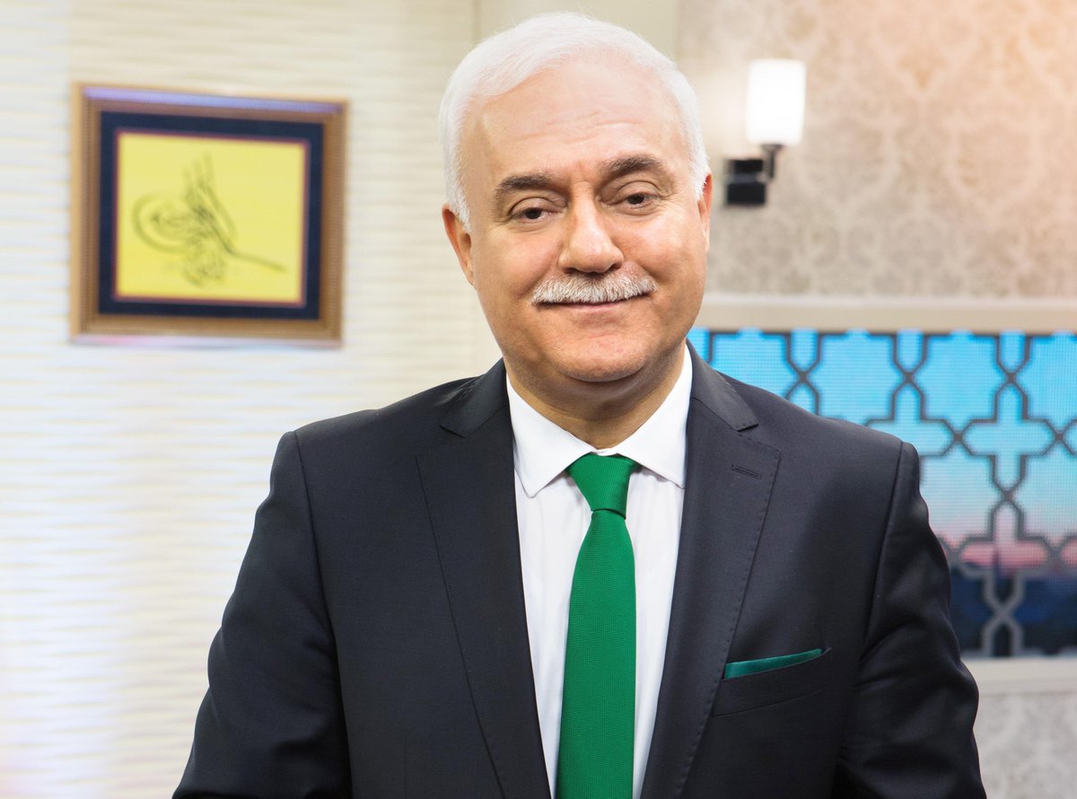 bpthaber's tweet photo. Nihat Hatipoğlu: "Mizahın, şakanın toplumda belli bir yeri var. Bunun kabul edilebilir bir türü, bir de çirkin olan rahatsız edici türü vardır.

Kabullenilebilir türü; şaka yollu konuşmalarımızda kullanageldiğimiz onurlu, kaliteli, anlaşılabilir, ölçülü, saygılı olan ve herkesi gülümseten, kutsallara, namus, iffet gibi hassasiyetlere dokunmayan türdür.

Bu tür mizah, kimseyi rahatsız etmez. Hatta bu türde zekâ inceliği aranır.

Ama mizahın öyle bir türü var ki; bu herkesi rahatsız eder. Bu tür mizah yüce Yaratıcı'ya, Peygamber'e, dini kutsallara, bayrağa, milli değerlere, iffet ve haysiyete dokunan türdür.

Bunun fikir hürriyetiyle, beyan özgürlüğüyle, kişisel yorumla, tercihle yorumlanması mümkün değildir.

Alay, hakaret, hafife almak, aşağılamak, küfretmek bu türden çirkin mizah sayılır.

Doğrusu bizim kabullenemediğimiz mizah, bu tür mizahtır.

Bu iki türden doğru olanını algılayamayan kişilerin mizah yapması zaten başlı başına bir ucubedir.

En başta belirtelim; "suhriyye" olarak Kuran'da yer alan "alay"ın hiçbir türünün İslam'da yeri yoktur."