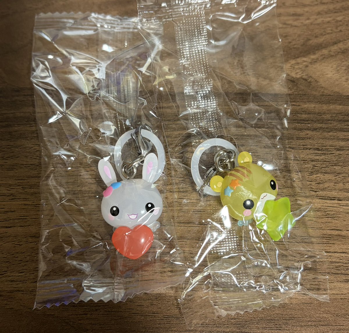 miracle_1200's tweet photo. 【交換】平成ファンシーキャラクターズ　めじるしアクセサリー

譲 ：フワフワらびちゃんB、フワフワらびちゃんD

求 ：まじかるみゅーちゃんA、B

おまとめ⭕️
普通郵便での交換希望です！
検索からのお声掛けもお待ちしております🌺 https://t.co/Wlalkoi0dK