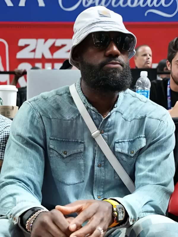 TrashTalk_fr's tweet photo. Difficile de dire quand LeBron prendra sa décision concernant sa prochaine équipe.

Mais d'après les bruits de couloir en NBA, partagés par @BrettSiegelNBA, il faudra attendre le début de la Summer League (9 juillet) pour avoir du concret sur les réelles intentions de LeBron. https://t.co/hprGW6YB8Q