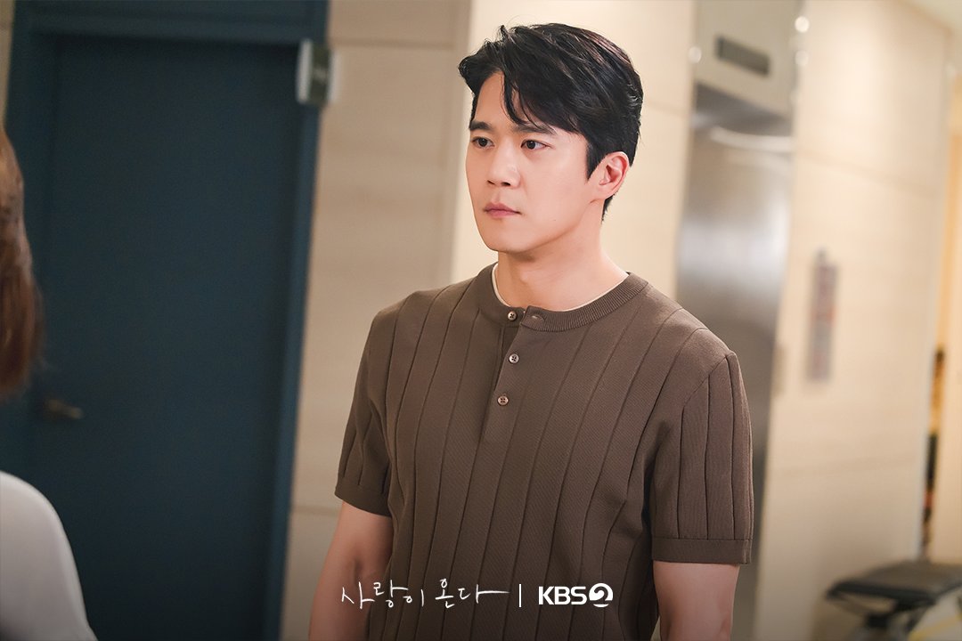 KBS_drama's tweet photo. [#사랑이온다] [📸]

완벽한 엘리트 오너 셰프 하석진 👨‍🍳
다 가졌지만 사랑 앞에서는 여전히 흔들리는 순애보 모습까지❤️

🍽️ 깨진 가족의 파편을 모아 세상에서 가장 따뜻한 인생 한 상을 차려내는 두 남녀의 패밀리 레시피 드라마

KBS 2TV 새 주말드라마 [사랑이 온다]
7월 25일 (토) 저녁 8시 첫 방송

#KBS #KBS2 #KBSDRAMA #KDRAMA #사랑이온다 #LoveontheMenu #하석진 #안희연 #박유나 #배정남