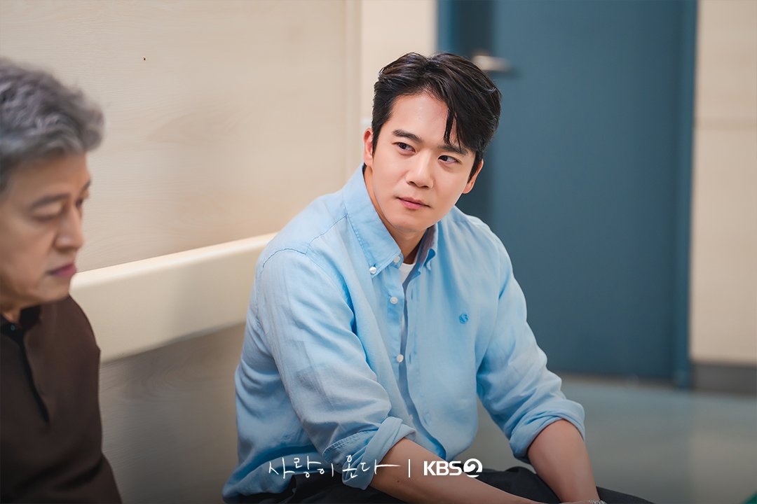 KBS_drama's tweet photo. [#사랑이온다] [📸]

완벽한 엘리트 오너 셰프 하석진 👨‍🍳
다 가졌지만 사랑 앞에서는 여전히 흔들리는 순애보 모습까지❤️

🍽️ 깨진 가족의 파편을 모아 세상에서 가장 따뜻한 인생 한 상을 차려내는 두 남녀의 패밀리 레시피 드라마

KBS 2TV 새 주말드라마 [사랑이 온다]
7월 25일 (토) 저녁 8시 첫 방송

#KBS #KBS2 #KBSDRAMA #KDRAMA #사랑이온다 #LoveontheMenu #하석진 #안희연 #박유나 #배정남