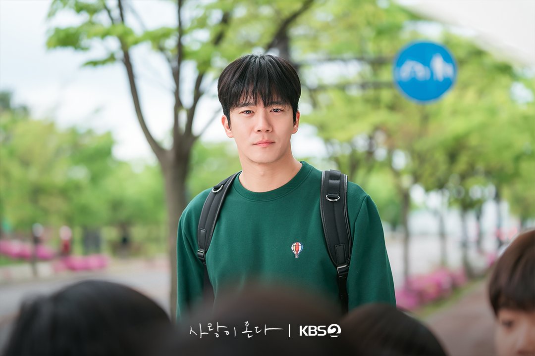 KBS_drama's tweet photo. [#사랑이온다] [📸]

완벽한 엘리트 오너 셰프 하석진 👨‍🍳
다 가졌지만 사랑 앞에서는 여전히 흔들리는 순애보 모습까지❤️

🍽️ 깨진 가족의 파편을 모아 세상에서 가장 따뜻한 인생 한 상을 차려내는 두 남녀의 패밀리 레시피 드라마

KBS 2TV 새 주말드라마 [사랑이 온다]
7월 25일 (토) 저녁 8시 첫 방송

#KBS #KBS2 #KBSDRAMA #KDRAMA #사랑이온다 #LoveontheMenu #하석진 #안희연 #박유나 #배정남