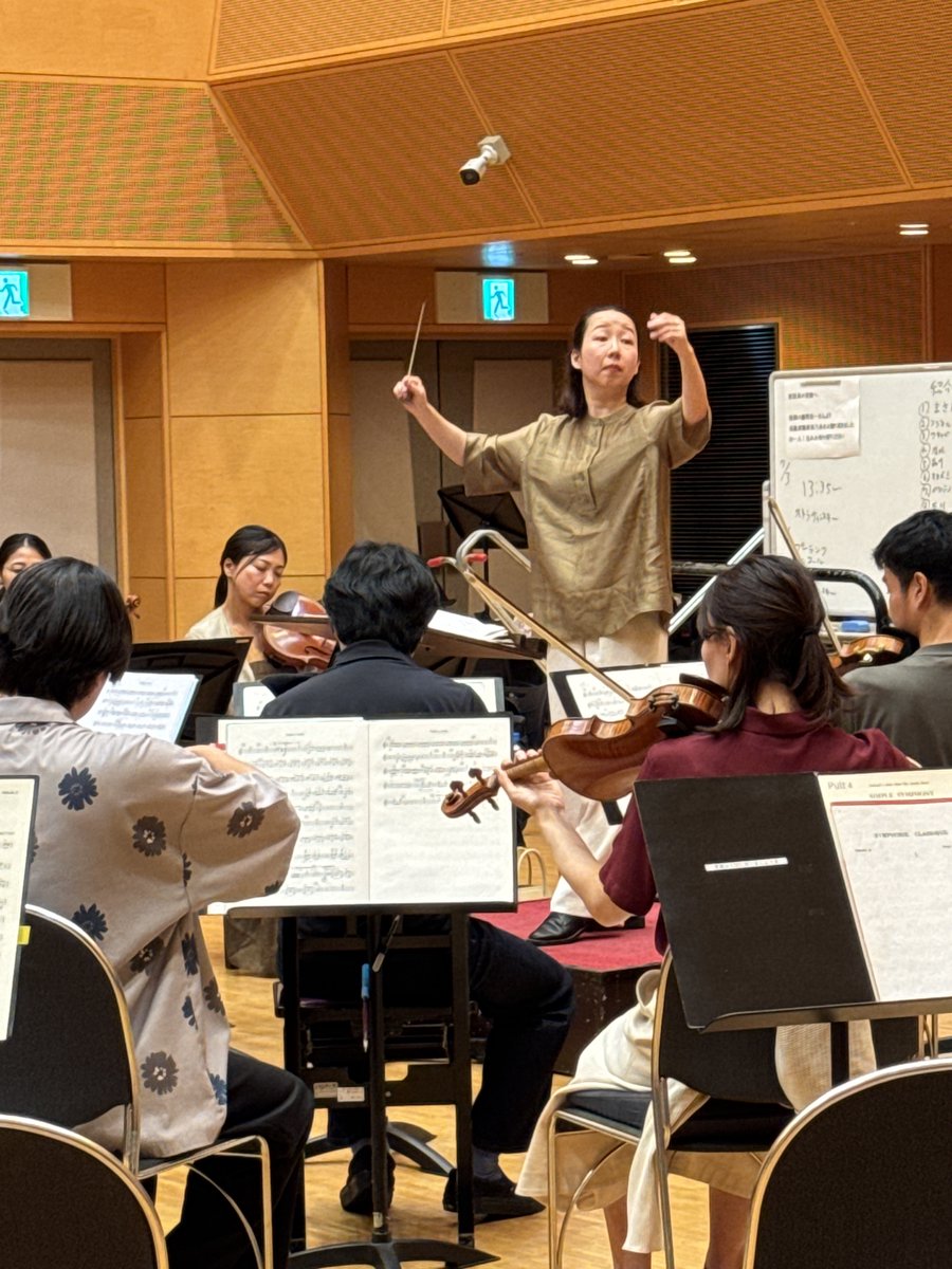 hirokyo_info's tweet photo. 7/5(日)は第463回定期演奏会🎶

リハーサル2日目。沖澤のどかさんと奏者が細かなニュアンスを確かめ合いながら、作品の世界観を共有しています。
各奏者の個性が光る場面と、緻密なアンサンブルが織りなす熱量あふれるサウンドも聴きどころ。

当日券あり🎫詳しくはこちら👇
https://t.co/db5RoBcJyY https://t.co/iP4sPQSQtq