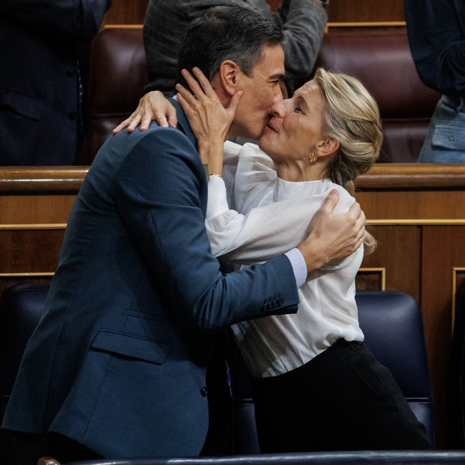 Encuestando's tweet photo. 📊 ¿Qué coalición formaría un MEJOR GOBIERNO para España?

🔄 PSOE-SUMAR
❤️ PP-VOX https://t.co/FIxts87ONv