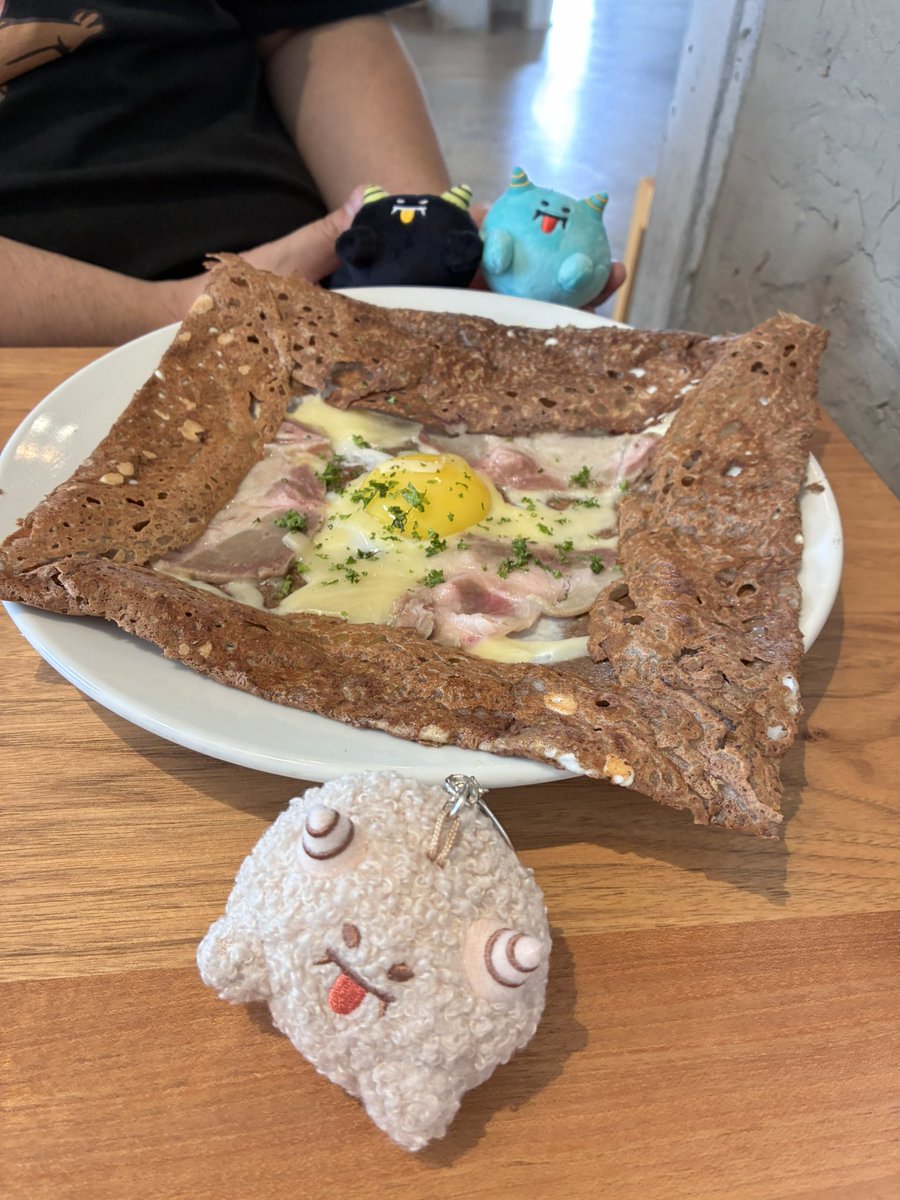 hiikorage's tweet photo. おしゃれなガレット食べた〜！
（ぬい活を楽しむアラフォー夫婦） https://t.co/9iQba7Gao4