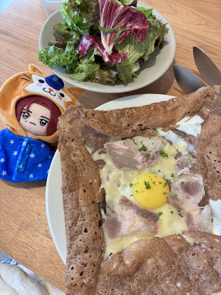 hiikorage's tweet photo. おしゃれなガレット食べた〜！
（ぬい活を楽しむアラフォー夫婦） https://t.co/9iQba7Gao4