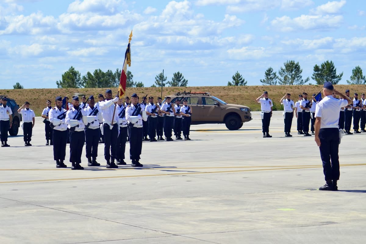 n_delattre's tweet photo. Cérémonie de prise de commandement de plusieurs unités de l’Armée de l’air et de l’Espace à la Base aérienne 120 de Cazaux, à l’invitation du général de brigade aérienne Jean-Luc Daroux et du colonel Fabian Kuhlmann, en compagnie de Sophie Panonacle et de Marie Récalde, députées. https://t.co/w2qwaY9yRk