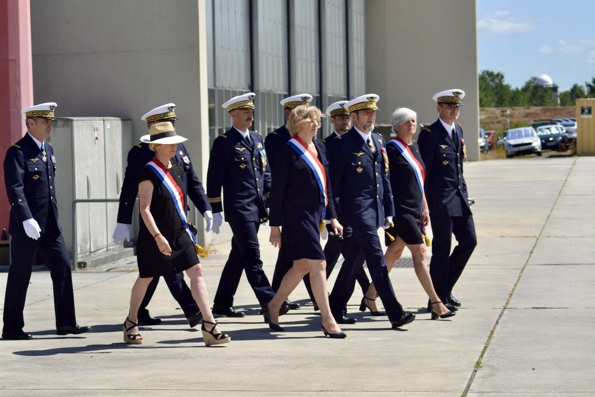 n_delattre's tweet photo. Cérémonie de prise de commandement de plusieurs unités de l’Armée de l’air et de l’Espace à la Base aérienne 120 de Cazaux, à l’invitation du général de brigade aérienne Jean-Luc Daroux et du colonel Fabian Kuhlmann, en compagnie de Sophie Panonacle et de Marie Récalde, députées. https://t.co/w2qwaY9yRk