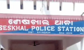 DharitriLive1's tweet photo. -ରାୟଗଡ଼ା ଗାଜି ଗାଁରେ ୨୪ ଘଣ୍ଟା ପରେ ଶ୍ମଶାନକୁ ଗଲା ବୃଦ୍ଧଙ୍କ ଶବ
-ଧର୍ମ ପରିବର୍ତ୍ତନ କରିଥିବାରୁ କାନ୍ଧ ଦେଲେ ନାହିଁ ଜାତିଭାଇ
-ସାମାଜିକ କର୍ମୀଙ୍କ ସହଯୋଗରେ ସମ୍ପନ୍ନ ହେଲା ଶବ ସତ୍କାର
-ଘଟଣାର ତଦନ୍ତ ଆରମ୍ଭ କଲା ଶେଷଖାଲ ପୋଲିସ୍
#ReligiousConversion #Humanity #OdishaNews #Rayagada #PoliceInvestigation #Odisha #Dharitri
📲 Follow Dharitri – Odisha’s No.1 Odia Daily 📰✨