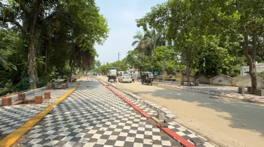 india_plus_'s tweet photo. 🚨 New pathways are being built in Ayodhya. https://t.co/YIeZTzEvh3