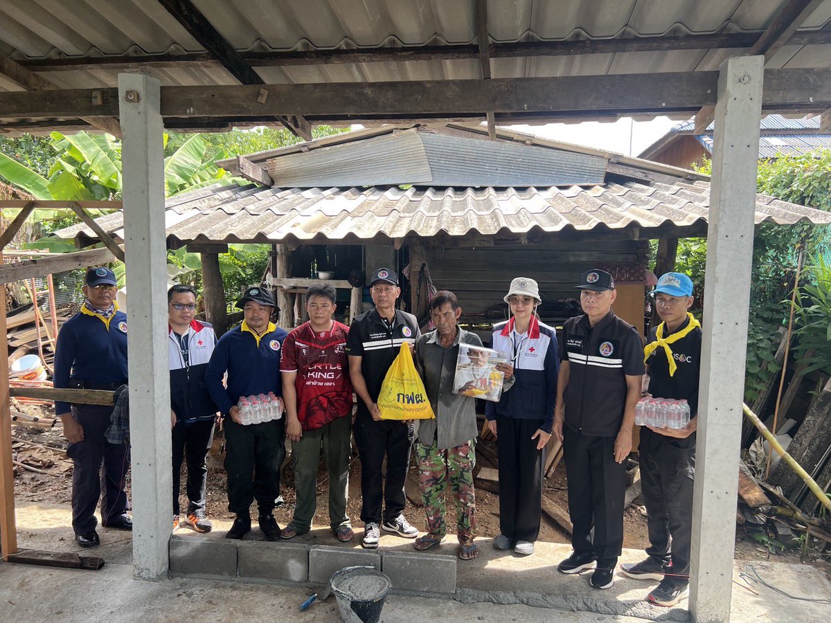 isoc2567's tweet photo. กองอำนวยการรักษาความมั่นคงภายในราชอาณาจักรจังหวัดลำปาง ลงพื้นที่มอบสิ่งของตามโครงการ “กองอำนวยการรักษาความมั่นคงภายในราชอาณาจักร ปันน้ำใจ บรรเทาทุกข์ค่าครองชีพประชาชน”

⸻ https://t.co/MmGWSK76vW