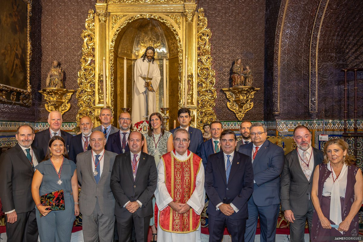 Hdad_Amargura's tweet photo. 𝐆𝐀𝐋𝐄𝐑𝐈́𝐀 | Toma de posesión de la Junta de Gobierno.

Fotos: @jaimerfz https://t.co/XoqNJvB6MU